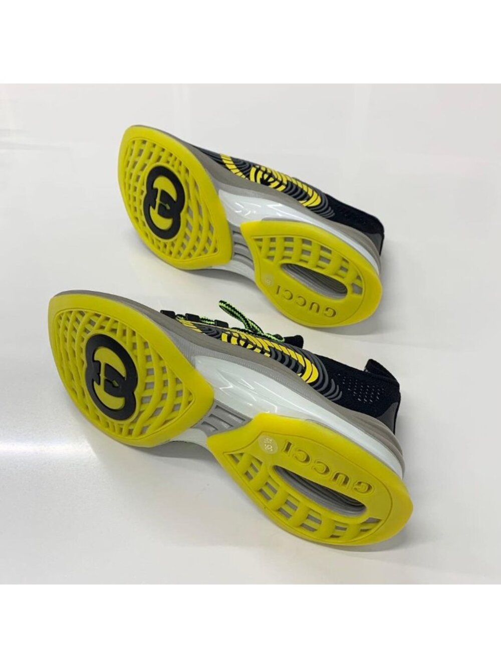 Gucci RUN Interlocking G Logo Sneakers - Picture 6 of 10